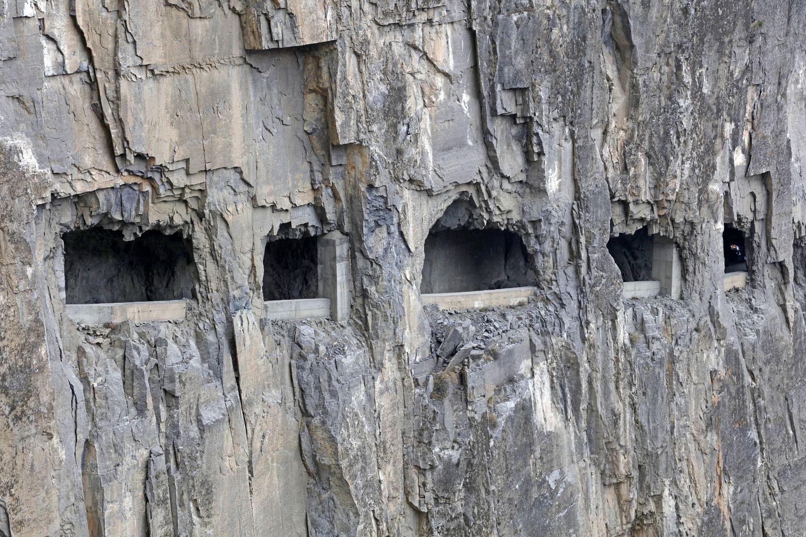 錫崖溝掛壁公路,72拐古道,壺口瀑布,太行雙龍穀景區,大陽古鎮,洛陽龍門石窟,王莽嶺景區,山西平陸地窖院,平遙古城,七彩鹽湖  直航运城8天纯玩團